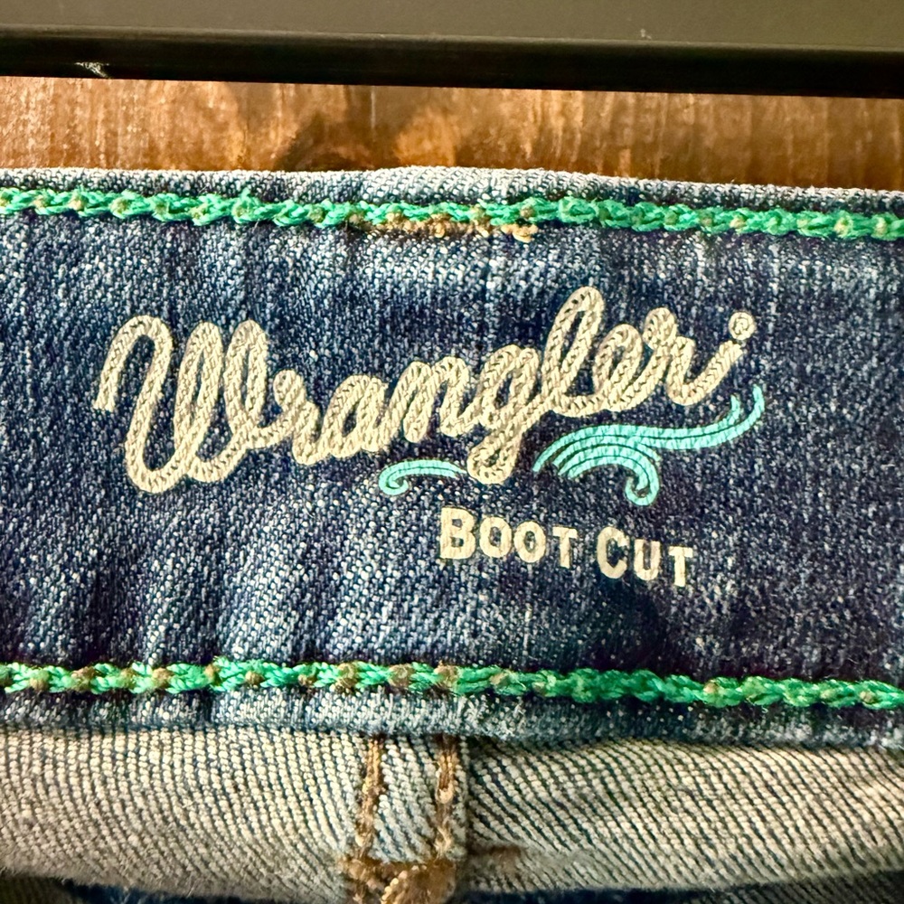 Wrangler Women's Retro Sadie Bootcut Jeans in Classic Blue - Picture 3 of 12